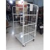 Xe đẩy lồng thép trong kho hàng