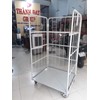 Xe đẩy lồng thép trong kho hàng