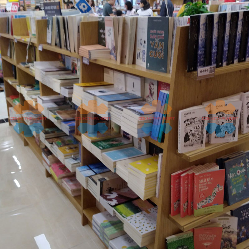 Kệ gỗ siêu thị đựng sách