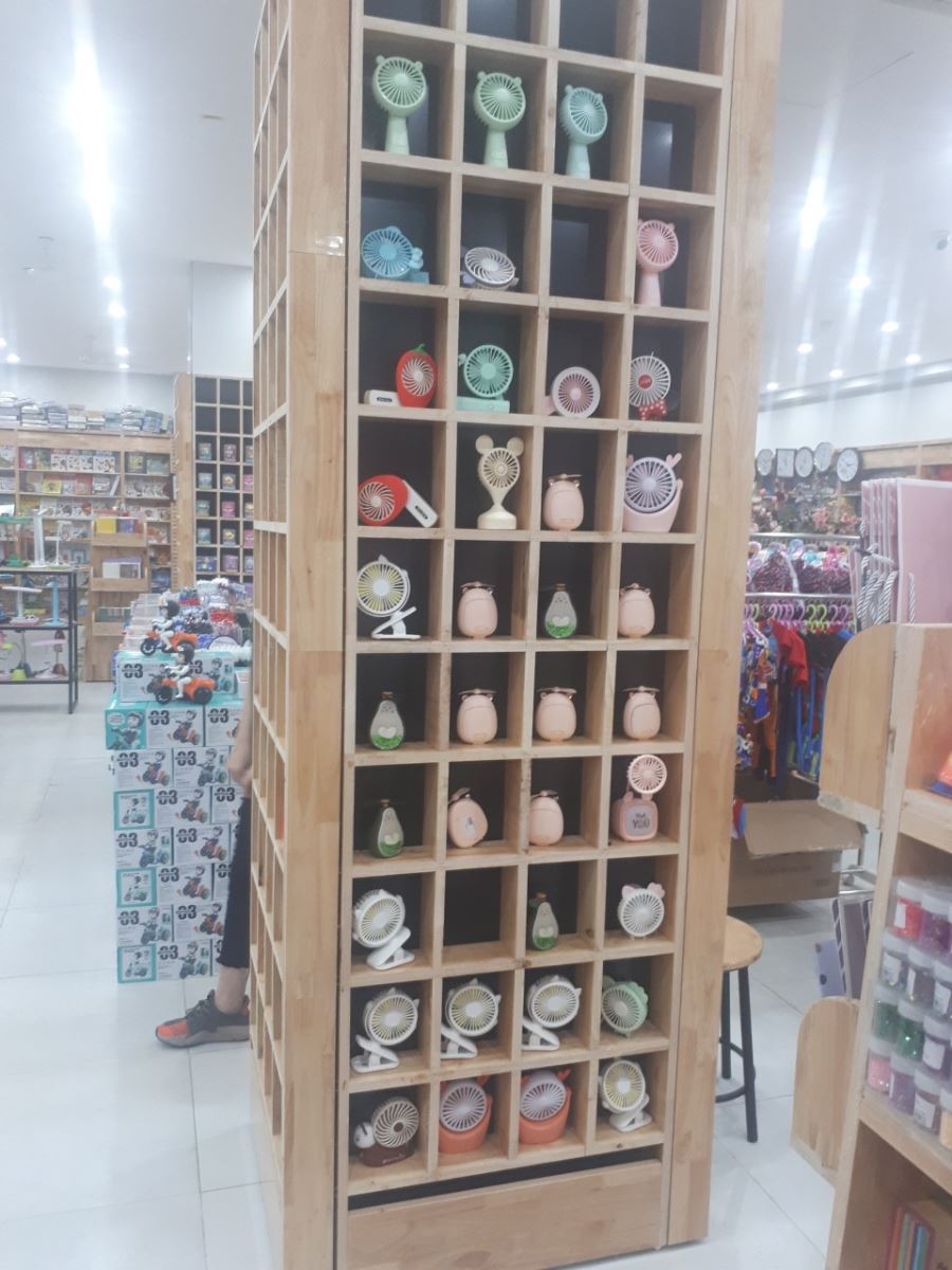 kệ đựng vật phẩm trong nhà sách