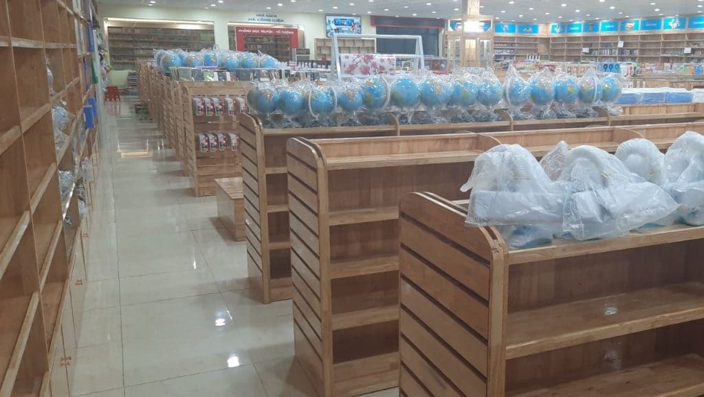 kệ nhà sách 2024