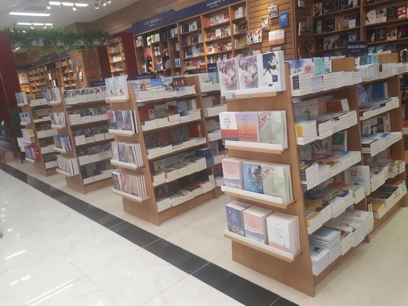 kệ trưng bày tại cửa hàng sách