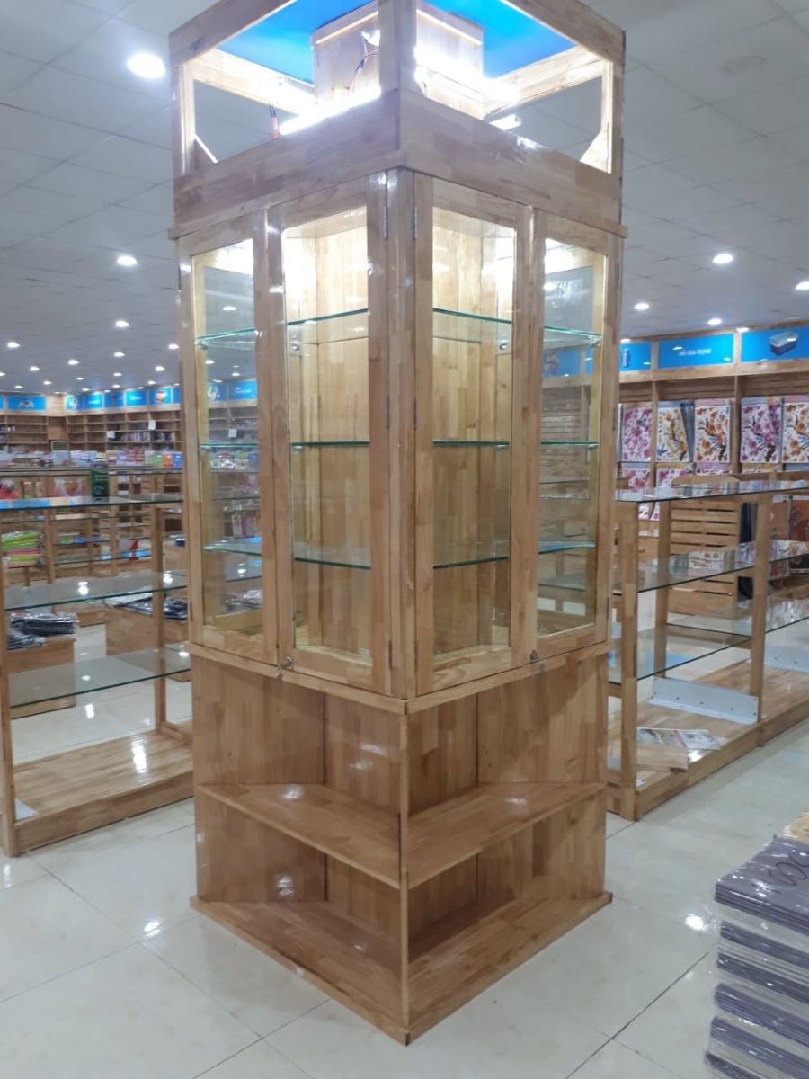 tủ gỗ kính trưng bày sản phẩm trong nhà sách